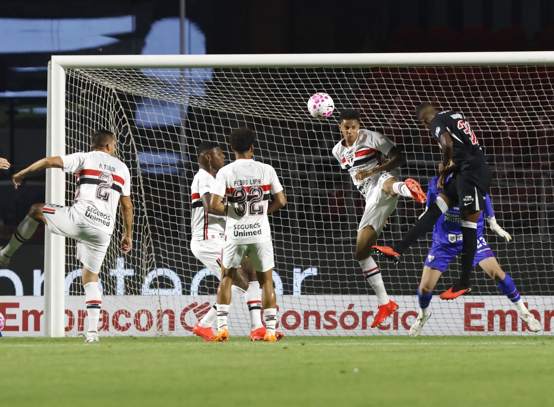Robert Renan em ação pelo Vasco diante do São Paulo, no Morumbis - Rubens Chiri / São Paulo FC
