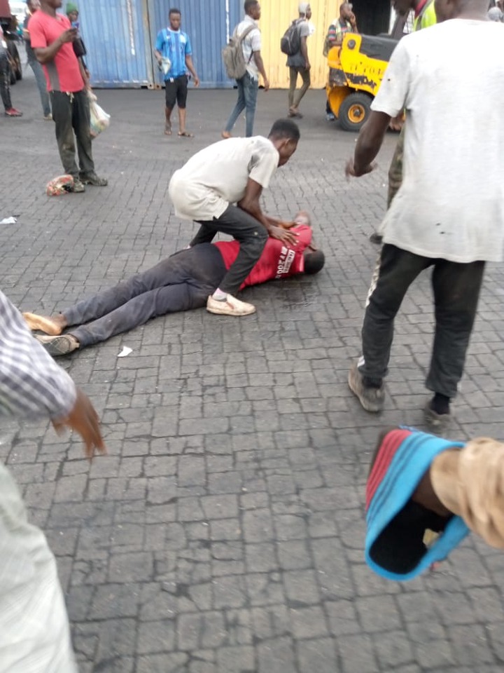 Tema: Man d!es after falling from a cargo truck at the harbor