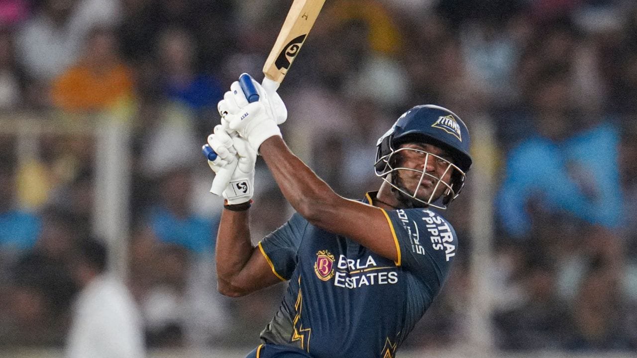 211 रनों के टारगेट का पीछा करते हुए साई सुदर्शन ने सिर्फ 44 गेंदों पर 73 रनों की धमाकेदार पारी खेली. उनकी इस पारी में 9 चौके और 3 छक्के शामिल रहे. उन्होंने 165.90 की शानदार स्ट्राइक रेट से बल्लेबाजी की और बड़े रन चेज में टीम को दमदार शुरुआत दिलाई. (PHOTO CREDIT- PTI)