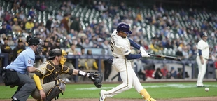 Perkins singles in 8th to give Brewers 1-0 win over Padres, spoiling King’s stellar pitching