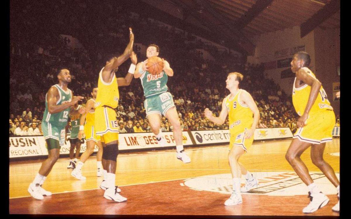 Valery Demory, le meneur de jeu de l’Elan Béarnais Pau-Orthez s’infiltre entre Willie Redden et Jurij Zdovc, sous le regard d’Orlando Philippe et de Jim Bilba, en 1992 au Palais des sports de Beaublanc.