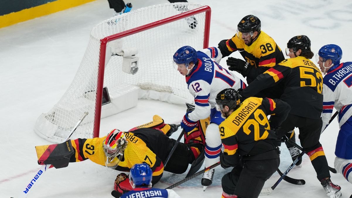 DEB-Goalie Maximilian Franzreb (l) hechtet zum Puck