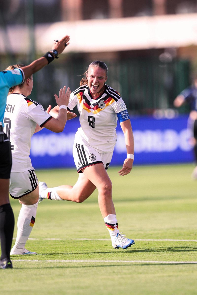 Deutschlands Johanna Hebben jubelt mit ihrer Mannschaft nach dem Treffer zum 1:1.
