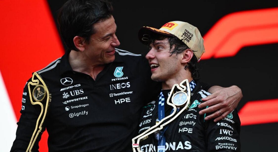 Toto Wolff se moque gentiment d'Antonelli après son podium à Singapour