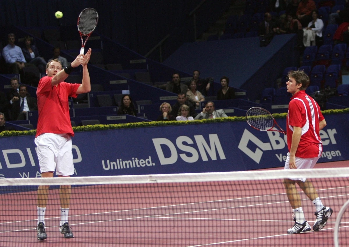 Stanislas Wawrinka, rechts, beobachtet am Dienstag, 25. Oktober 2005 seinen Partner Marc Rosset im Doppel an den Swiss Indoors gegen das Tschechische Duo Tomas Berdych und Jiri Novak. Mit diesem Spiel ...