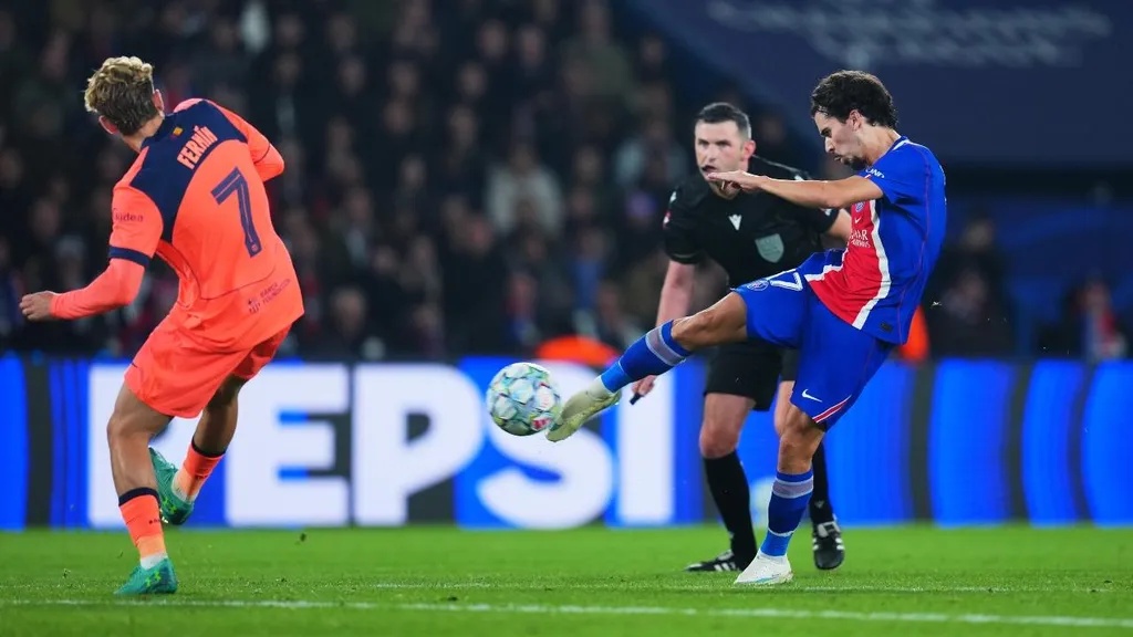 Vitinha remata para o 3-2 do PSG ante o Barcelona (Franco Arland/Getty Images)