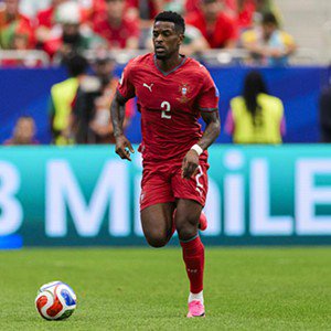 Nélson Semedo: aos 32 anos, não deixa de ser uma alternativa válida para o corredor direito. Apenas quatro jogadores somaram mais minutos do que o lateral luso no Fernerbahçe esta temporada (888 em 12 jogos)