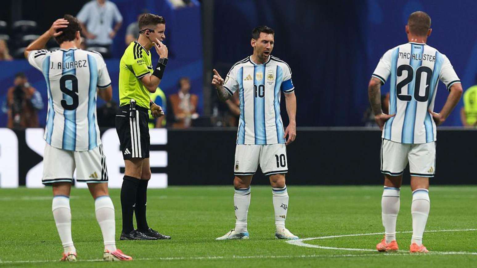 Pierluigi Collina, chefe de arbitragem da FIFA, defendeu a integridade de François Letexier após críticas da Federação Egípcia de Futebol, na sequência da derrota por 3 a 2 para a Argentina nas oitavas de final