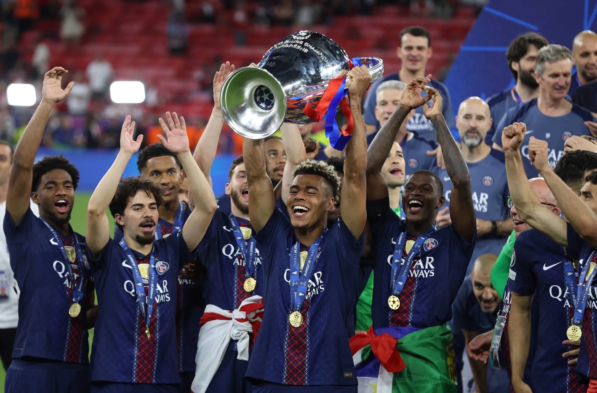 Elenco do PSG celebra título da Champions League