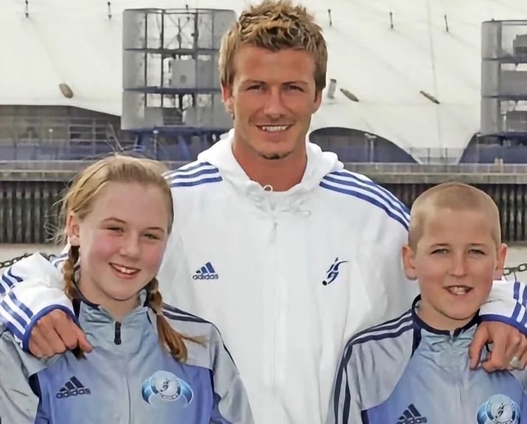 David Beckham ao lado do pequeno Harry Kane e sua futura esposa (Reprodução/Instagram/@davidbeckham)
