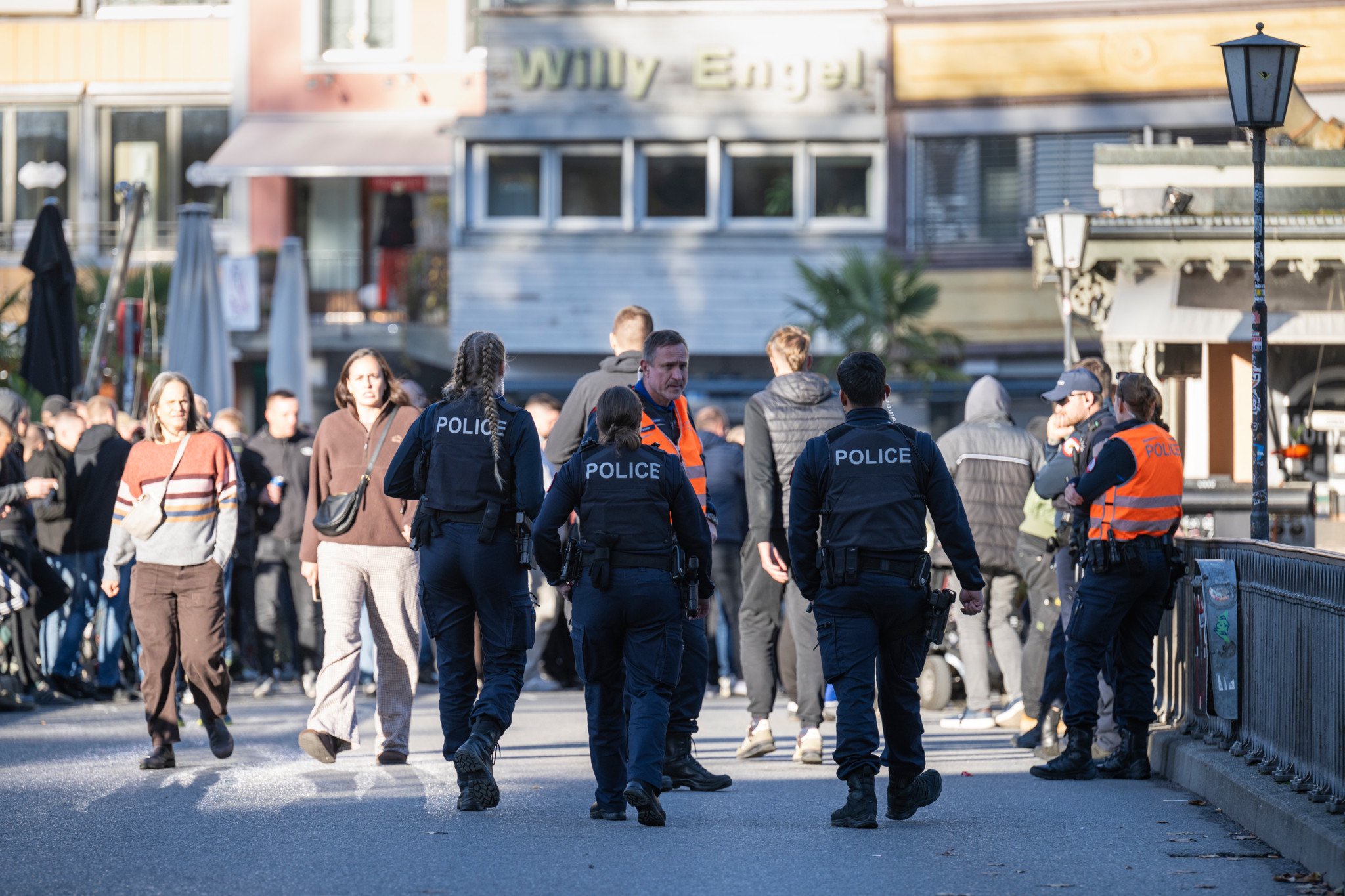 Polizisten in Uniform überwachen Fans von HNK Hajduk Split vor dem Fussballspiel gegen den FC Thun in Thun.