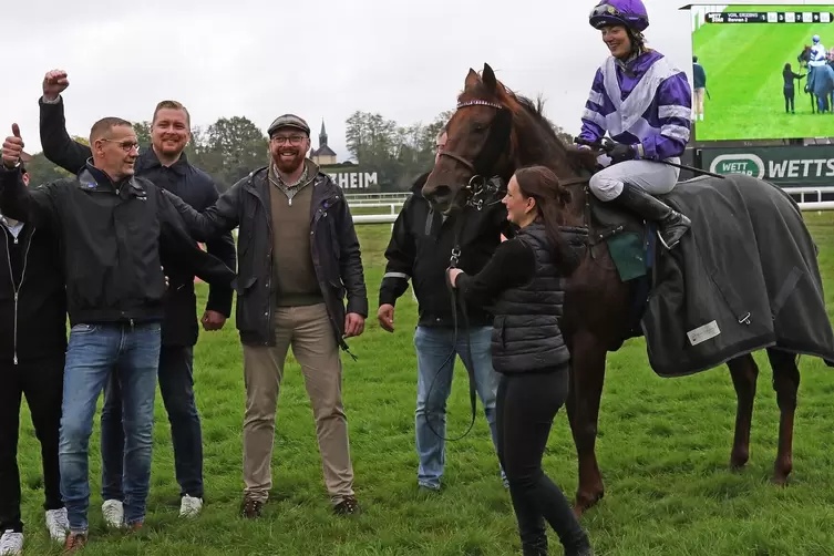 Jörg Hartmann (links) hebt den Daumen für den Sieger Wazlaw mit Berufsrennreiterin Elisabeth Stahlhut.