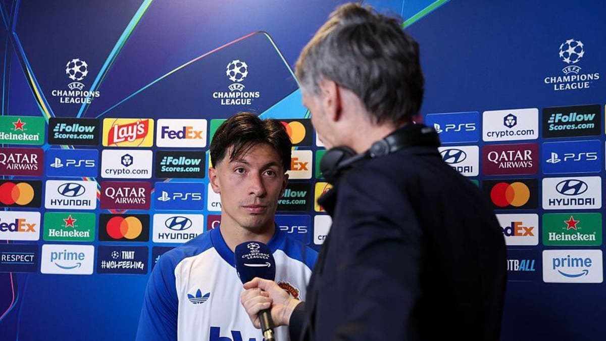  Lisandro Martinez of Manchester United speaks with media