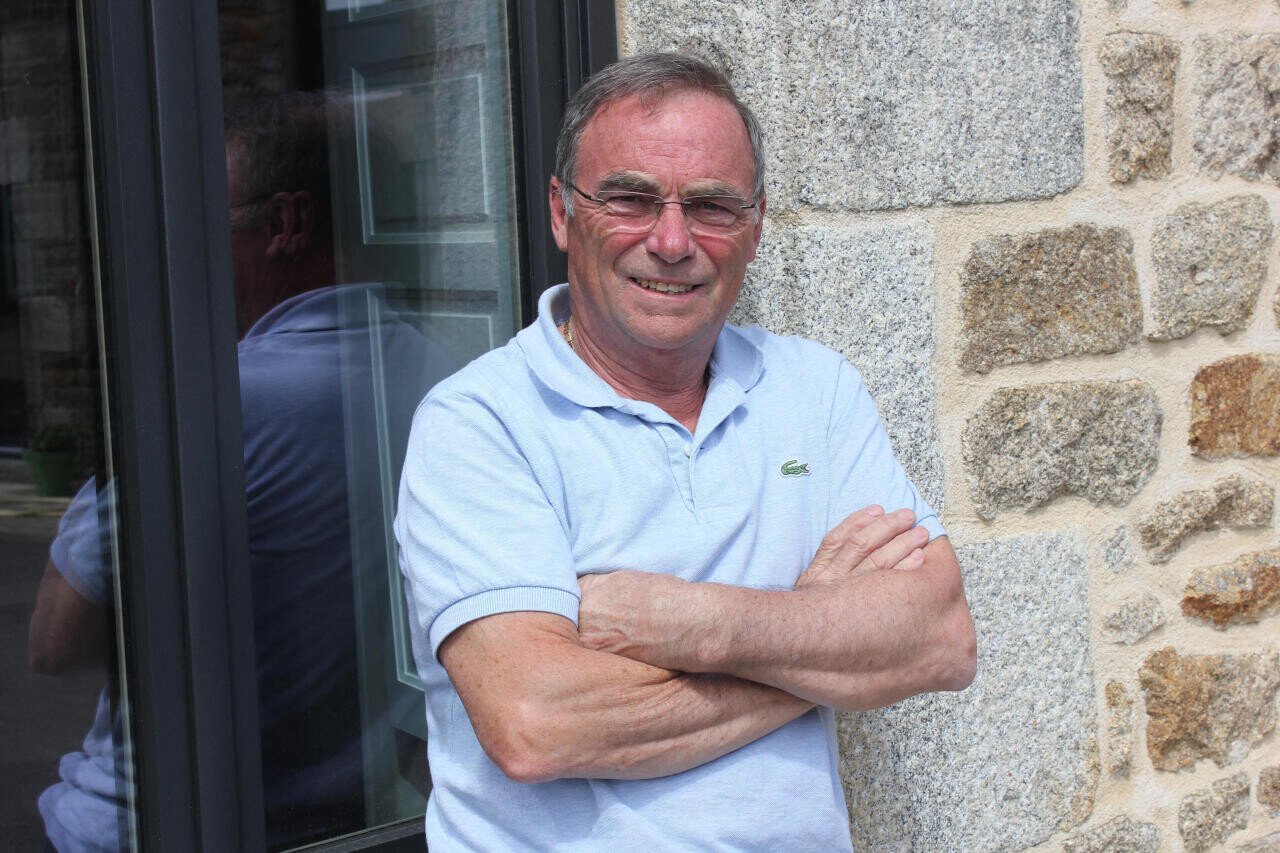 Son premier Tour il y a 40 ans. Bernard Hinault : « Je n'ai pas vu le temps passer ! » Bernard Hinault, paisible, chez lui à Calorguen. Désormais éloigné du Tour de France, pour pouvoir s'occuper de ses deux petits-enfants. - bernard hinault