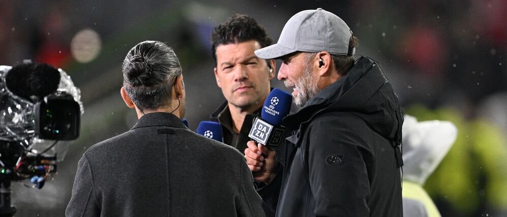 Bundestrainer Jürgen Klopp (r) rätselt im Halbzeit-Talk bei DAZN über Bayerns Defensiv-Taktik.