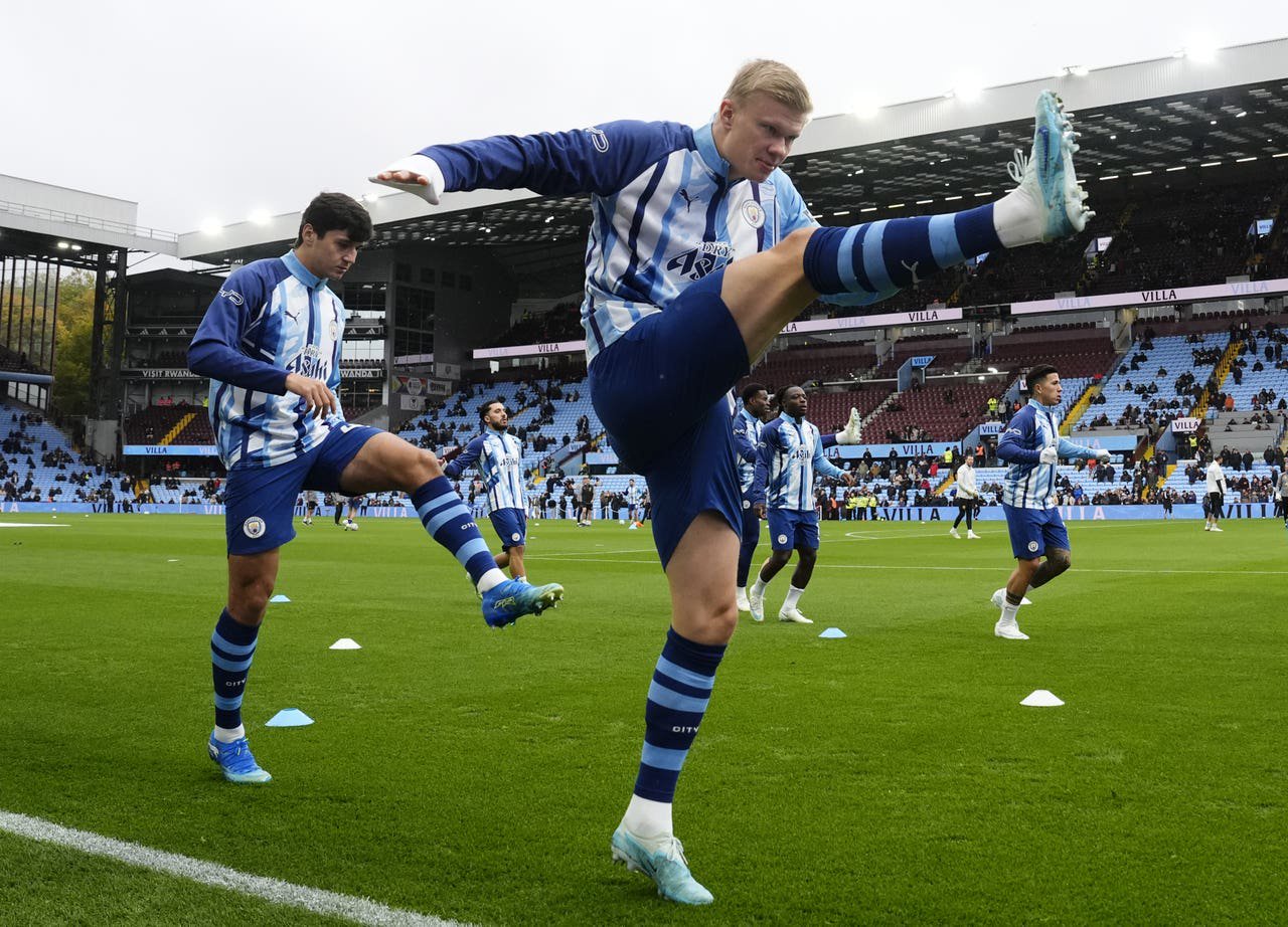Manchester City’s Erling Haaland warming up 