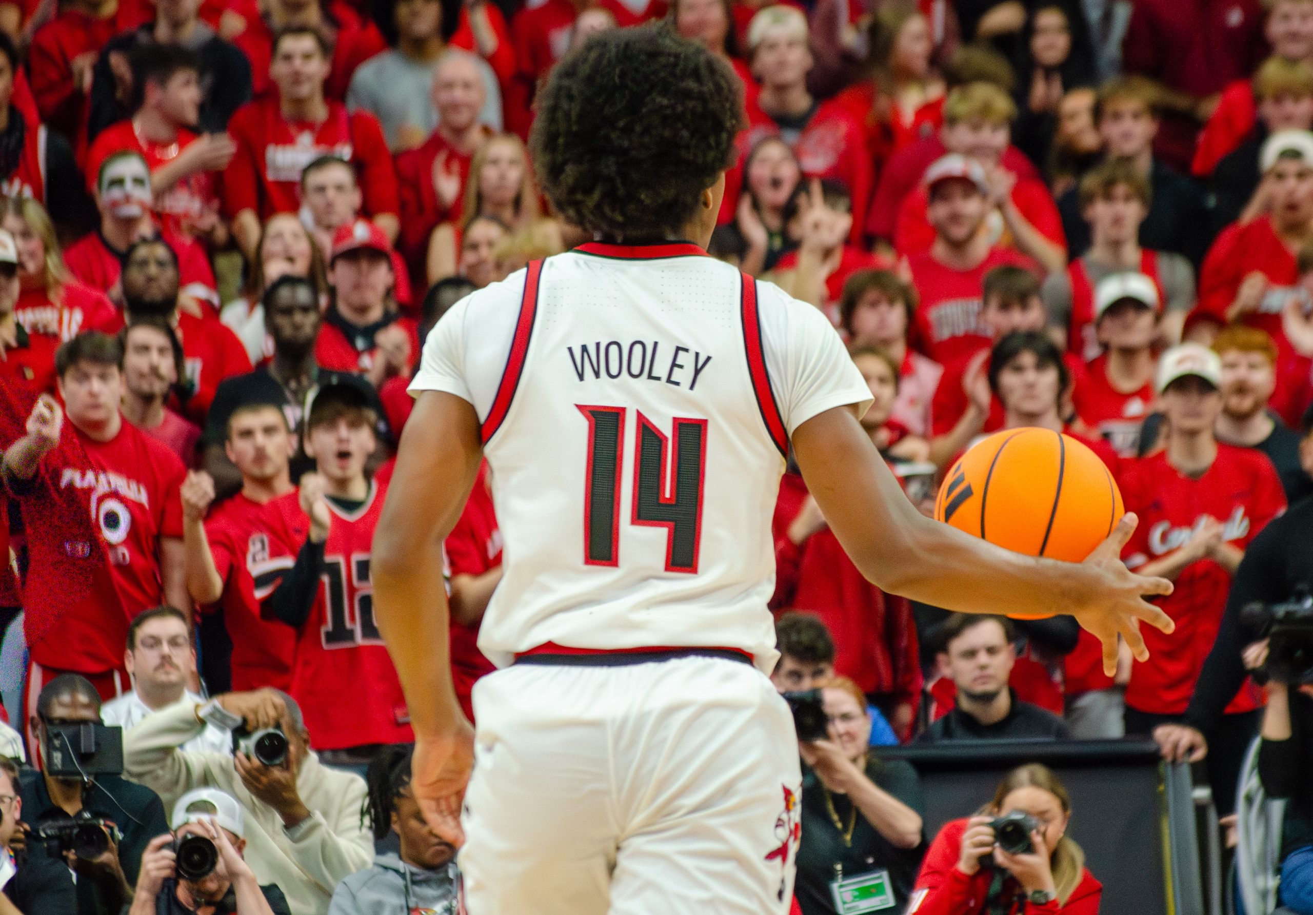 Louisville Defeats Kansas 89-83 in Exhibition Basketball Matchup