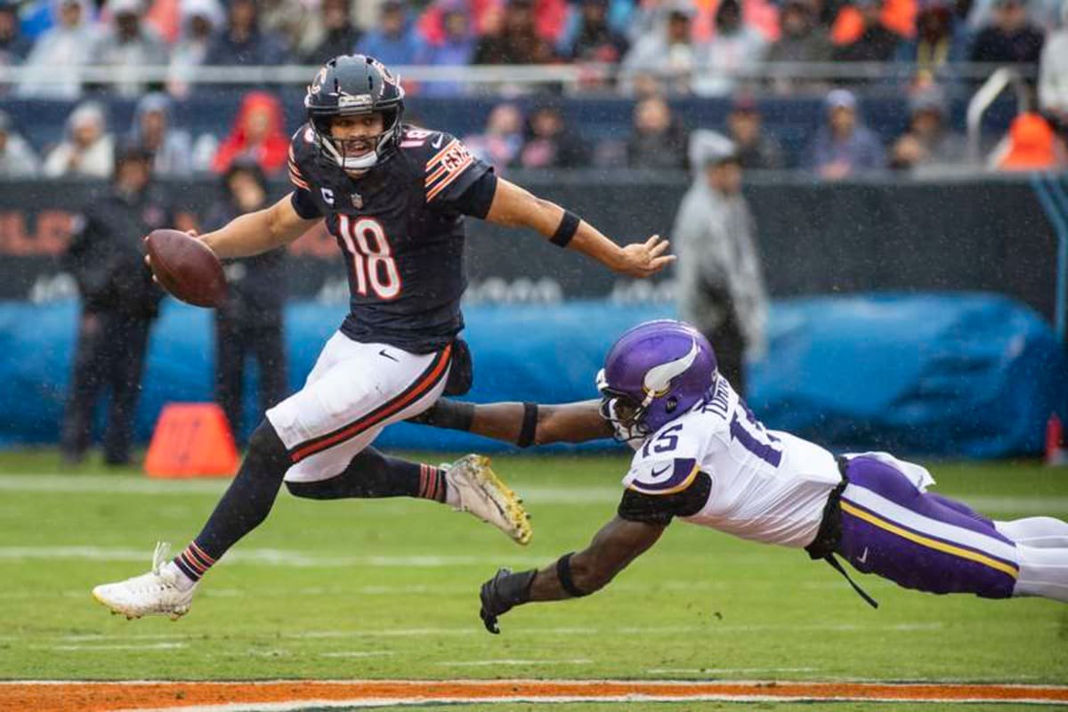 September 20, 2026: Chicago Bears Caleb Williams 18 is chased by Minnesota Vikings Dallas Turner 15 during the NFL, American Football Herren, USA game in Chicago, IL. /CSM Chicago United States of America – ZUMAc04_ 20260920_zma_c04_109 Copyright: xMikexWulfx ©IMAGO/ZUMA Press Wire