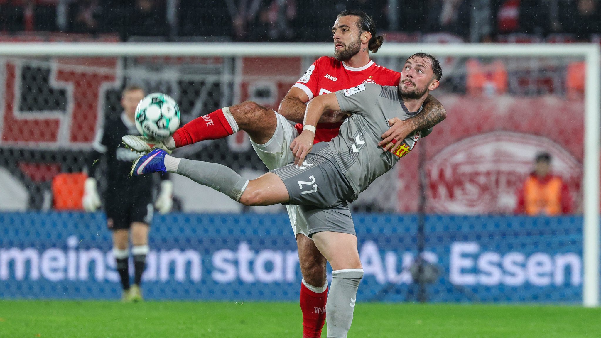 Lucas Hermes (Regensburg) im Zweikampf mit José Enrique Ríos Alonso (Essen).