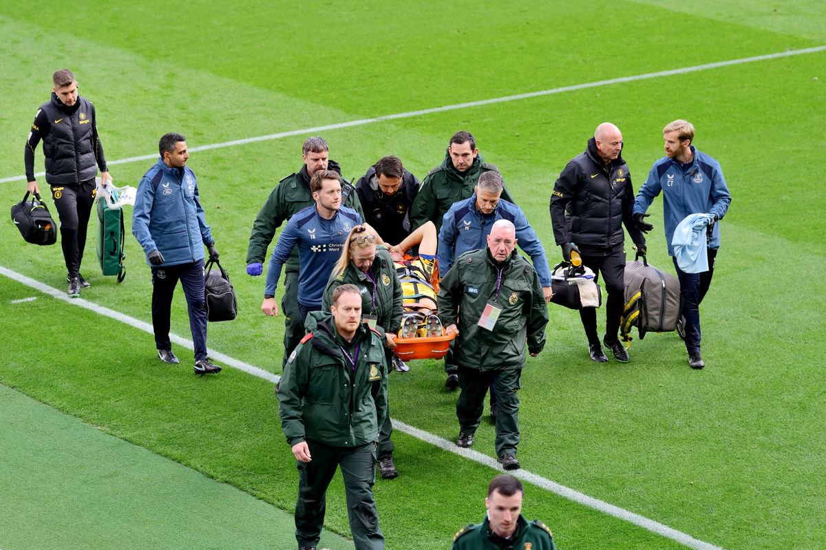 LIVERPOOL, ENGLAND - OCTOBER 17: Emiliano Martinez of Chelsea is stretchered off with injury during the Premier League 2026/27 match between Everton and Chelsea FC at Hill Dickinson Stadium on October 17, 2026 in Liverpool, United Kingdom. (Photo by Tony McArdle/Eveton FC via Getty Images)