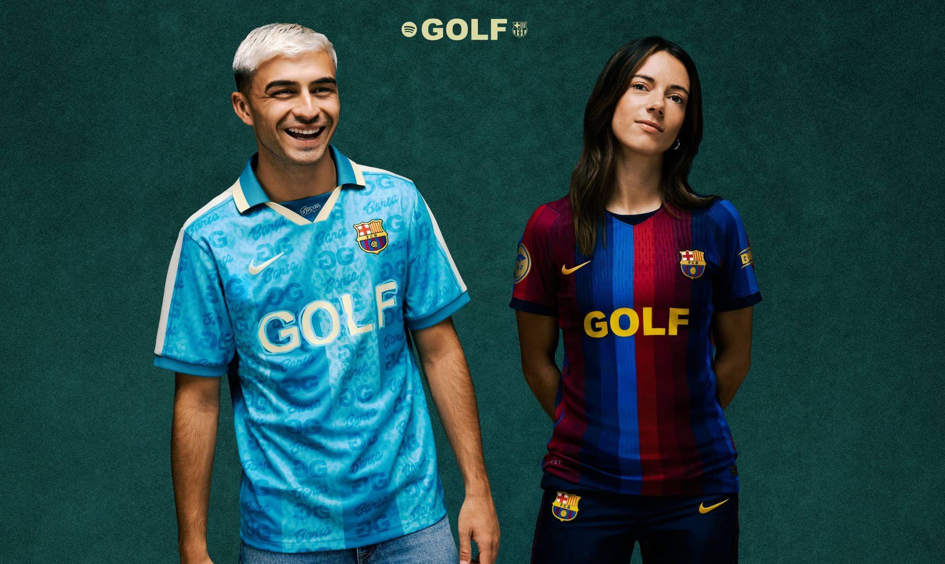 Zwei Personen tragen Barcas Sondertrikot mit dem Schriftzug „GOLF“ vor grünem Hintergrund.