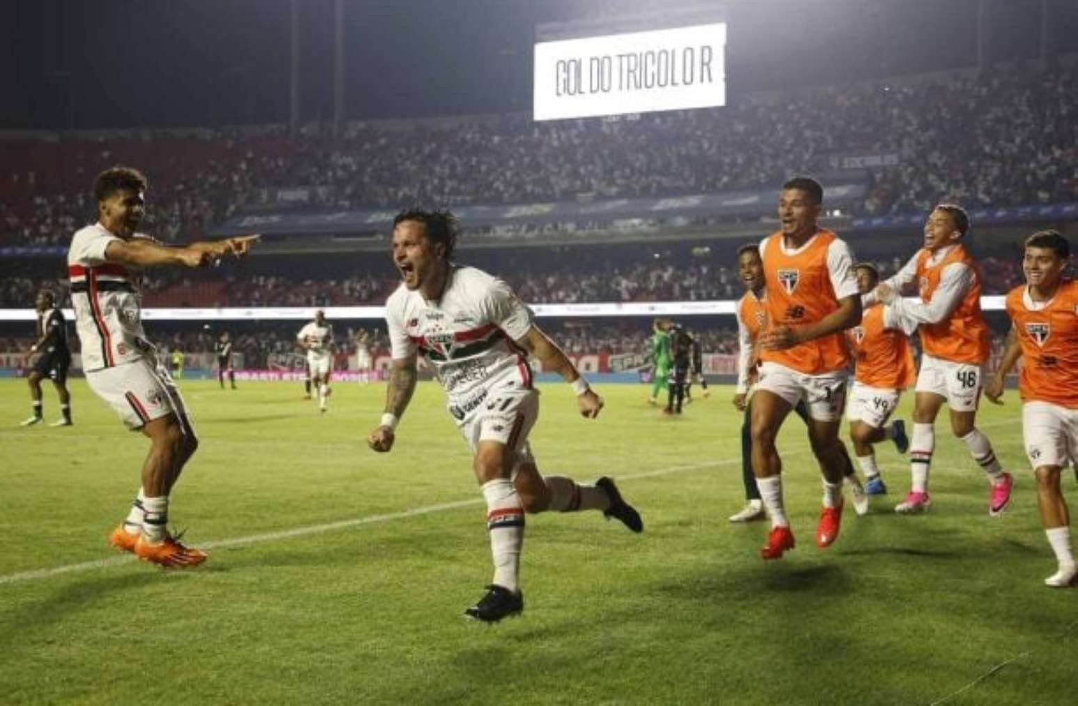 Robert Renan (de preto à direita) disputa a bola com Marcos Antônio num lance de perigo do ataque do Vasco.