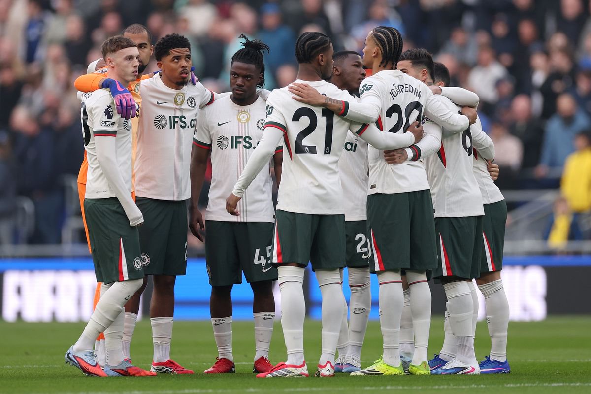 Chelsea players huddle 