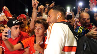 FOTOS: Benfica recebido em São Miguel com enorme euforia - TVI