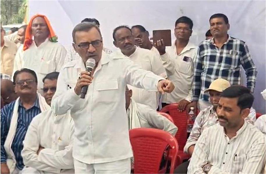bjp leader amit saxena has opened a front against his own government