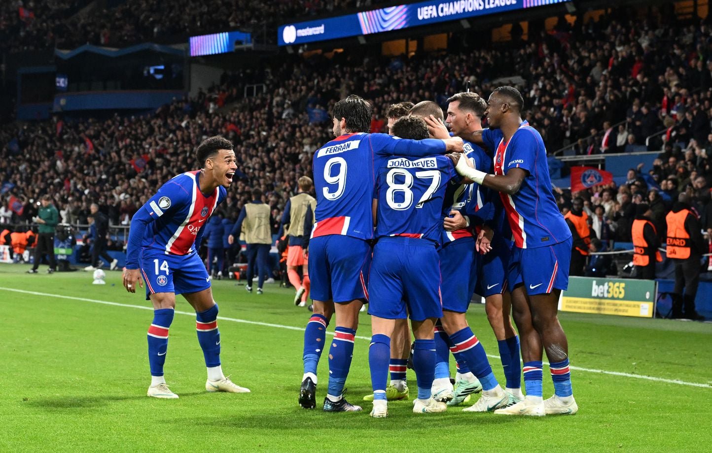 Les joueurs du PSG font la fête après un but lors du match de Ligue des champions de l'UEFA entre le PSG et le FC Barcelone au « Parc des Princes » le mardi 20 octobre 2026. Paris. France. PHOTO : CHRISTOPHE SAIDI/SIPA. //saidichristophe_saidi0437/Crédit : Christophe SAIDI/SIPA/2610210704
