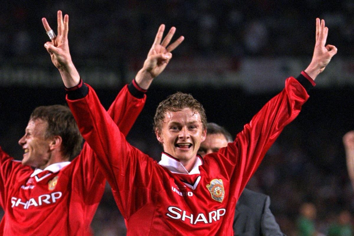 Match goalscorers Teddy Sheringham and Ole Gunnar Solskjaer of Manchester United celebrate with a treble salute after the UEFA Champions League Final between Bayern Munich v Manchester United at the Nou camp Stadium