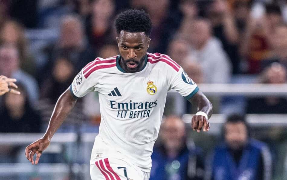 Vinicius Júnior conduzindo a bola contra a Roma na Champions League