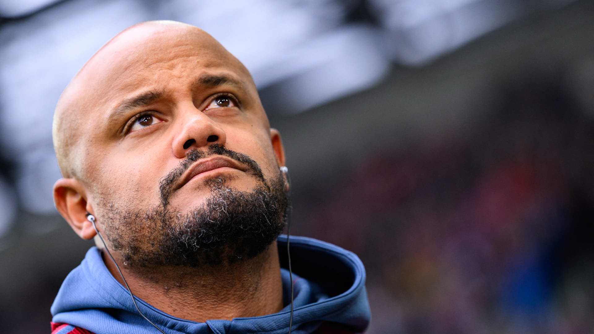 Vincent Kompany, Trainer von Bayern München: Eine Hirnhautreizung kann mit schmerzhafter Nackensteifigkeit einhergehen.
