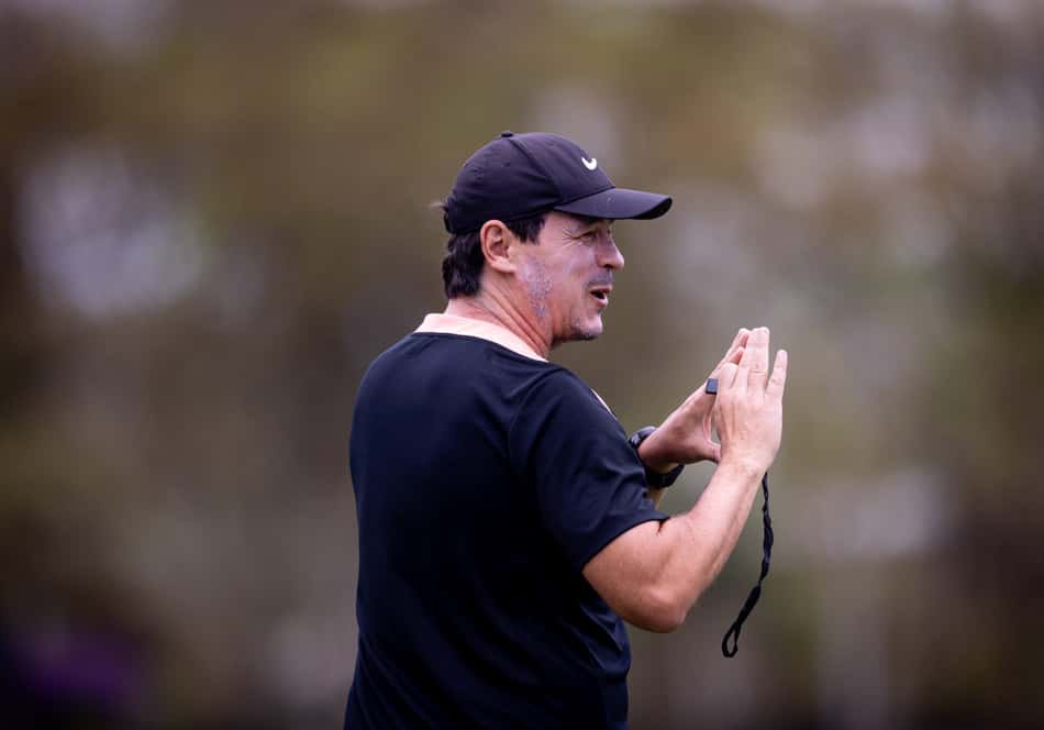 Fernando Diniz durante trabalho no Corinthians