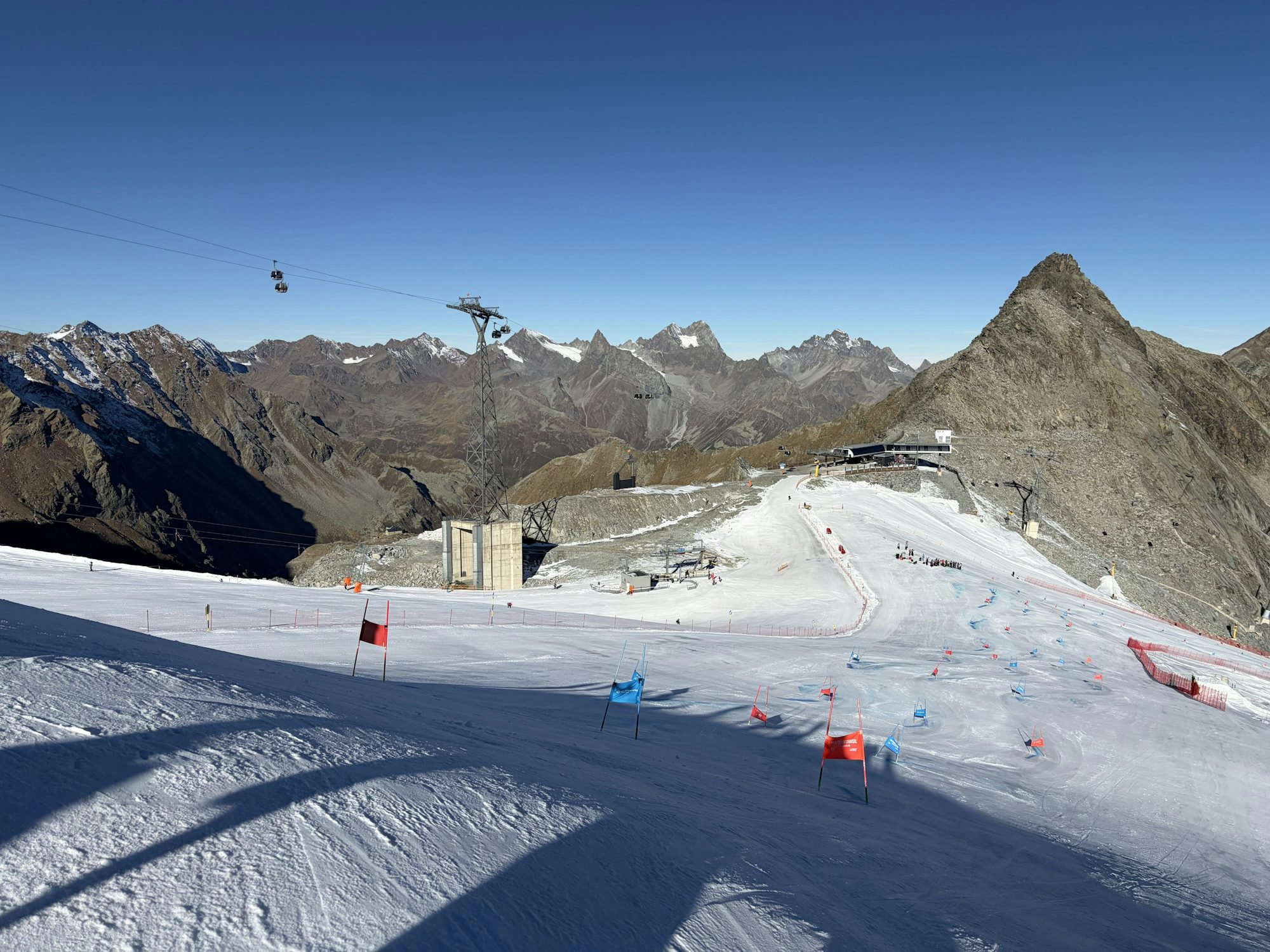 Sölden Mitte Oktober 2026: Schnee ist abgesehen von der Piste fast nicht zu sehen.