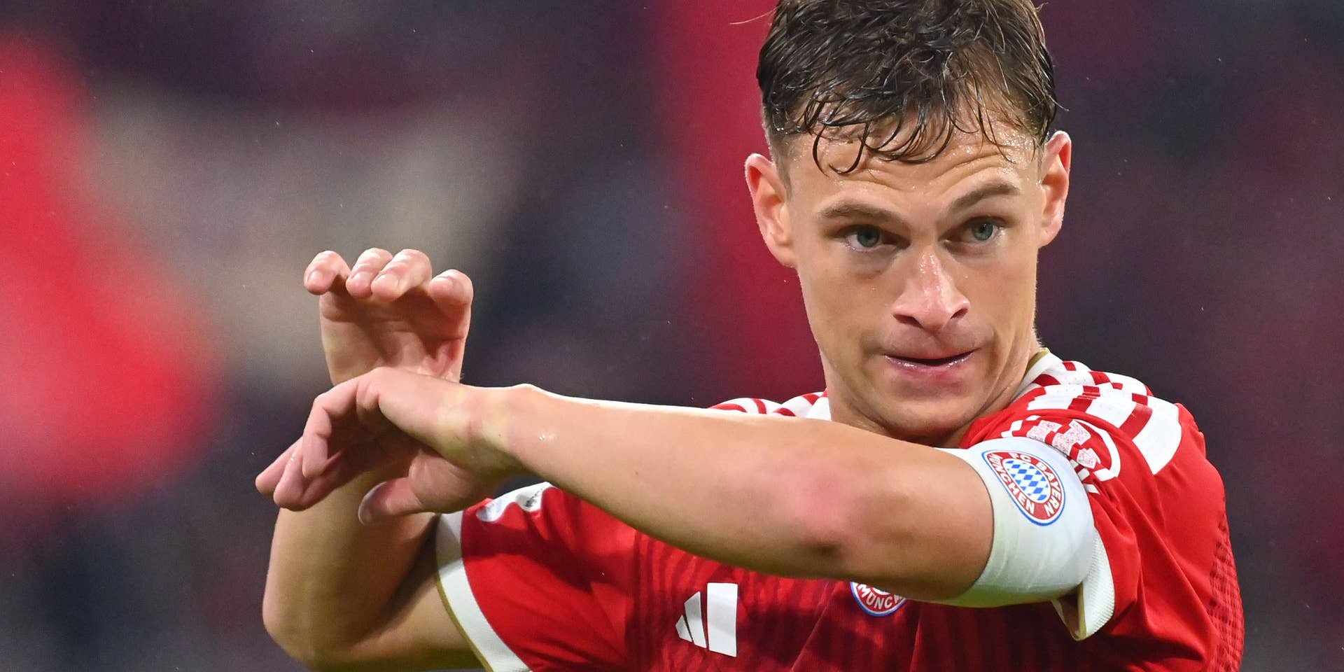 Ein Fußballspieler im Bayern-Trikot mit enttäuschtem Gesichtsausdruck streckt den Arm aus.