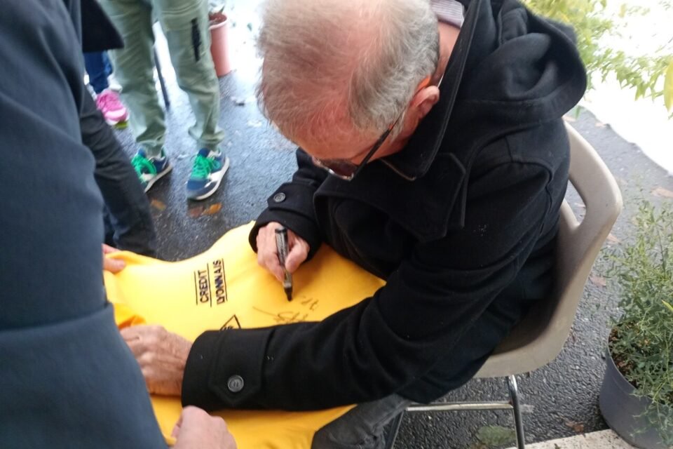 Bernard HINAULT signe les maillots d'époque.