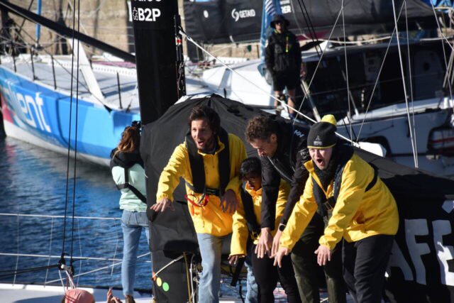 Vianney, invité surprise sur l’Imoca Café Joyeux. (© Le Pays Malouin / B.R.)