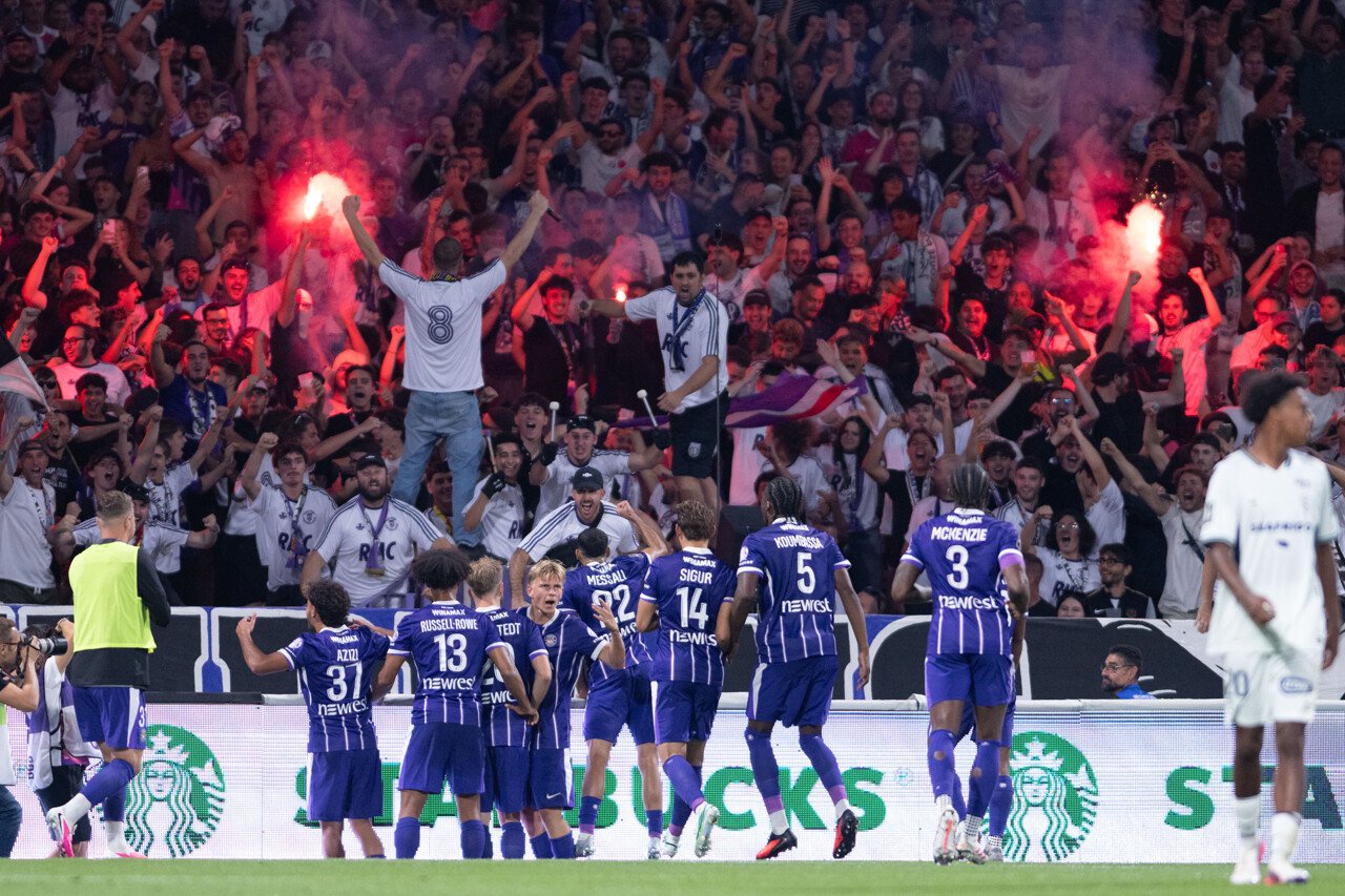 Les supporters violets (ici comme Le Havre) vont devoir attendre 24 heures de plus pour assister à l'affiche entre Toulouse et Troyes
