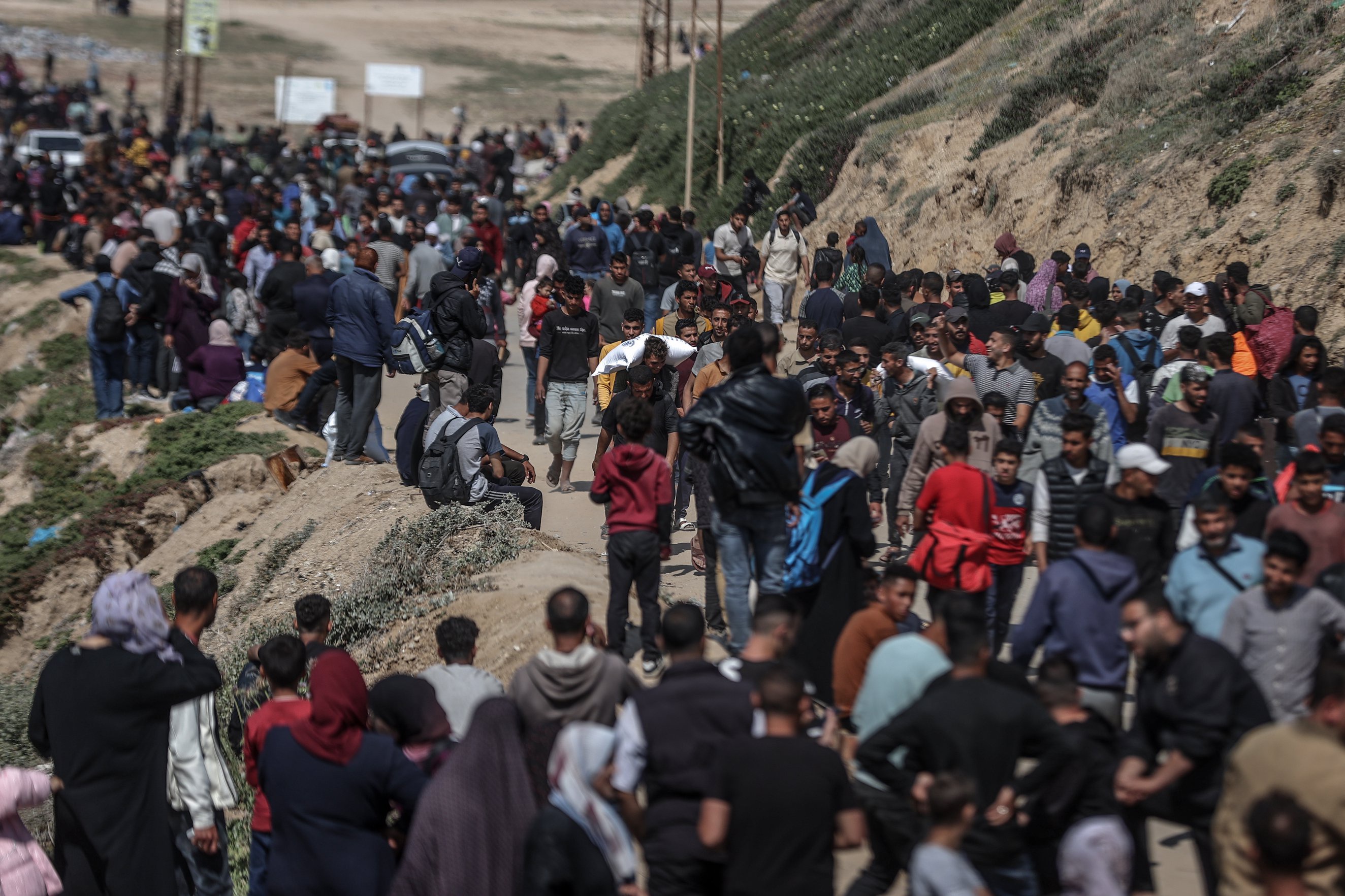 Thousands of Palestinians gather to cross to the northern Gaza Strip