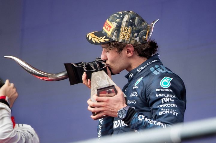 Kimi Antonelli küsst seine Siegertrophäe in Austin.