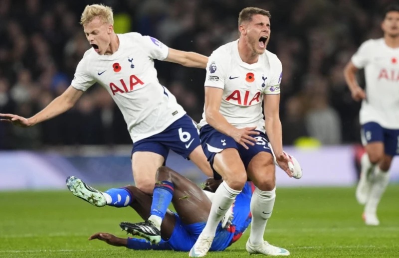 Crystal Palace's Jean-Philippe Mateta (centre) tackles Tottenham Hotspur's Ben Davies (right) and Tottenham Hotspur's Jan Paul van Hecke