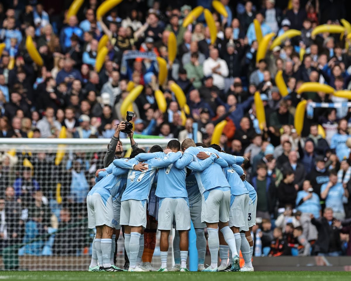 Manchester City players huddle during the Premier League match against Ipswich Town at Etihad Stadium in Manchester, United Kingdom, on October 17, 2026. (Photo by Mark Cosgrove/News Images/NurPhoto via Getty Images)
