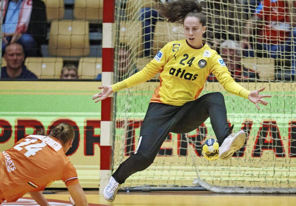 Ausnahmsweise ein Treffer: DHB-Torfrau...ée Maarschalkerweerd passieren lassen.  | Foto: IMAGO/Liselotte Sabroe