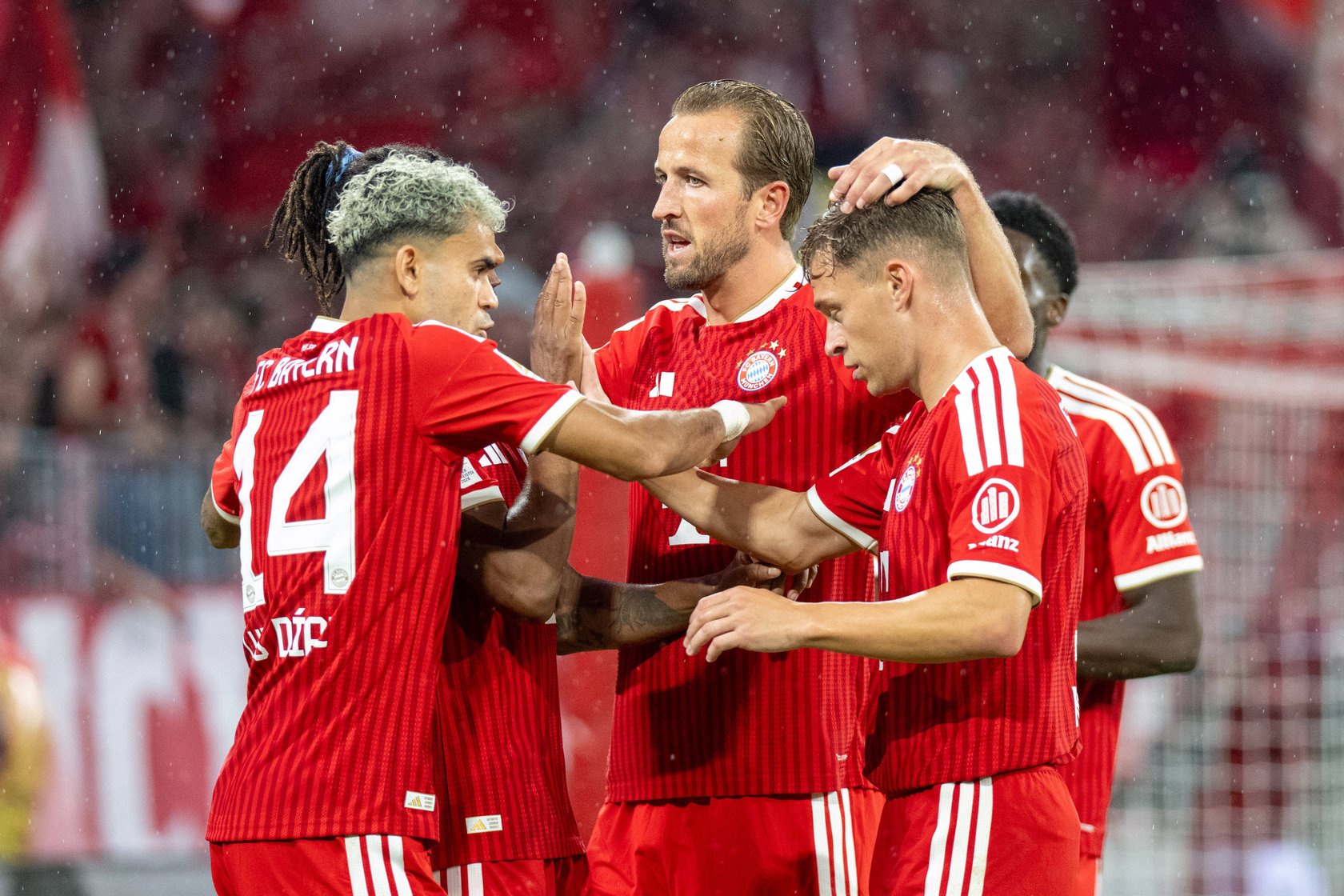 Die Bayern-Stars Luis Diaz, Harry Kane und Joshua Kimmich (v.l.) feiern ein Tor