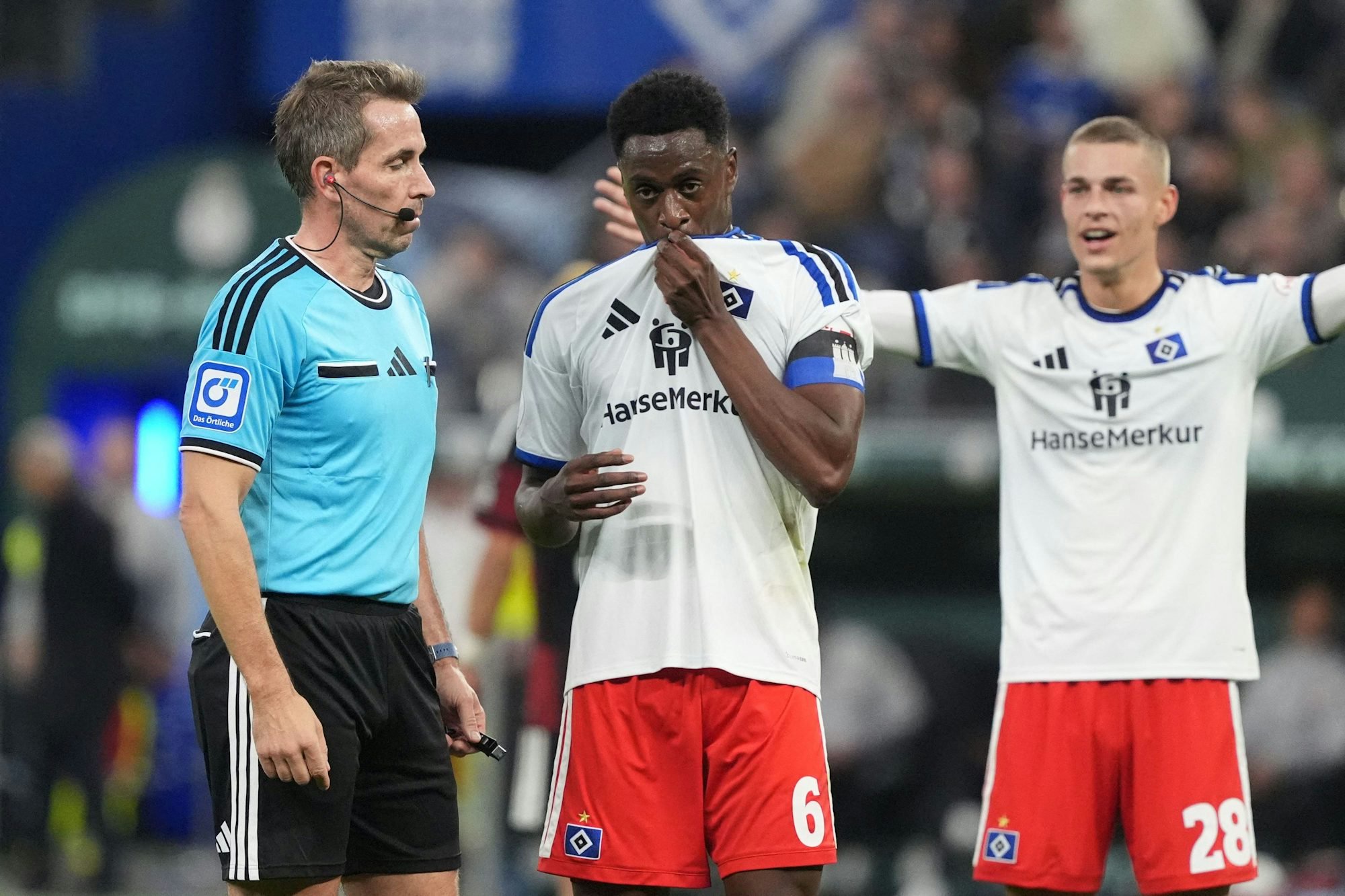 Schiedsrichter Tobias Stieler (li.) spricht mit Albert Lokonga: Gegen Frankfurt schieden die Hamburger mit 1:3 aus dem Pokal aus.