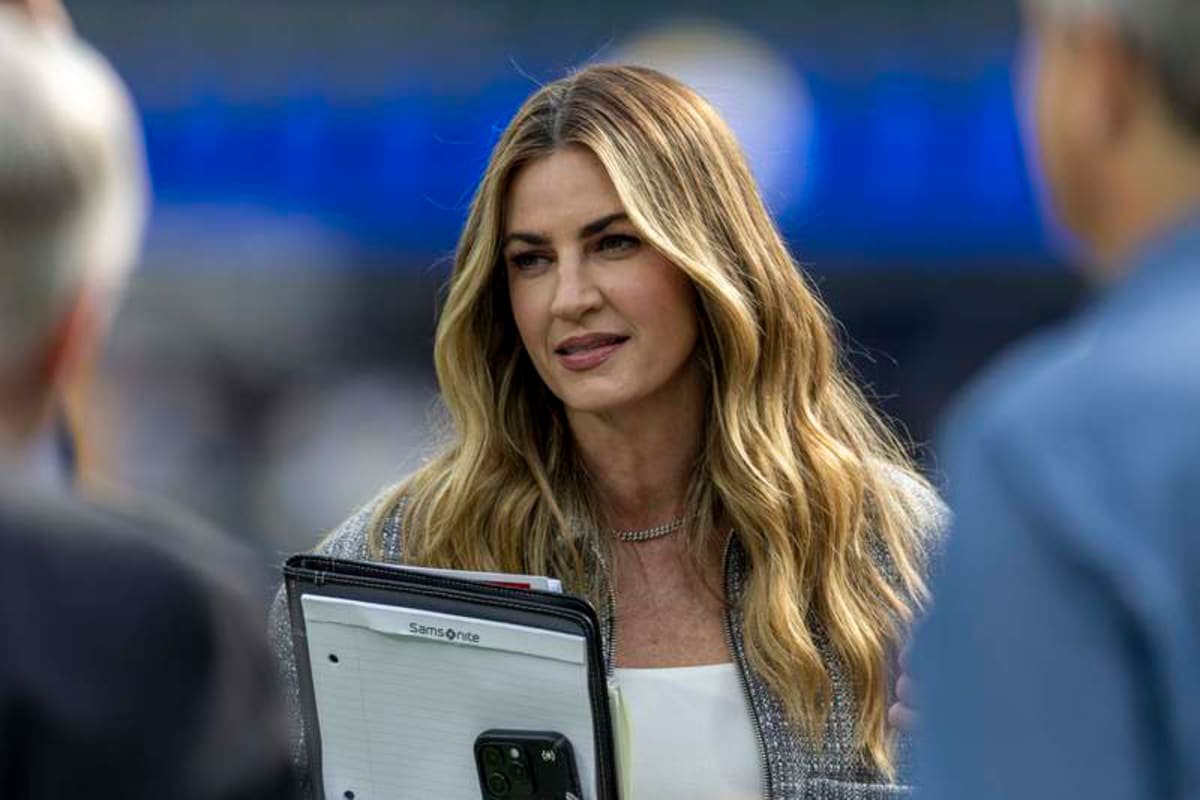 INGLEWOOD, CA – DECEMBER 08: Fox sportscaster Erin Andrews on the field during pregame warmups before an NFL, American Football Herren, USA football game between the Buffalo Bills and Los Angeles Rams at SoFi Stadium, December 8, 2024, in Inglewood, California. Photo by Tony Ding/Icon Sportswire NFL: DEC 08 Bills at Rams EDITORIAL USE ONLY Icon46520241208081 ©IMAGO/Icon Sportswire