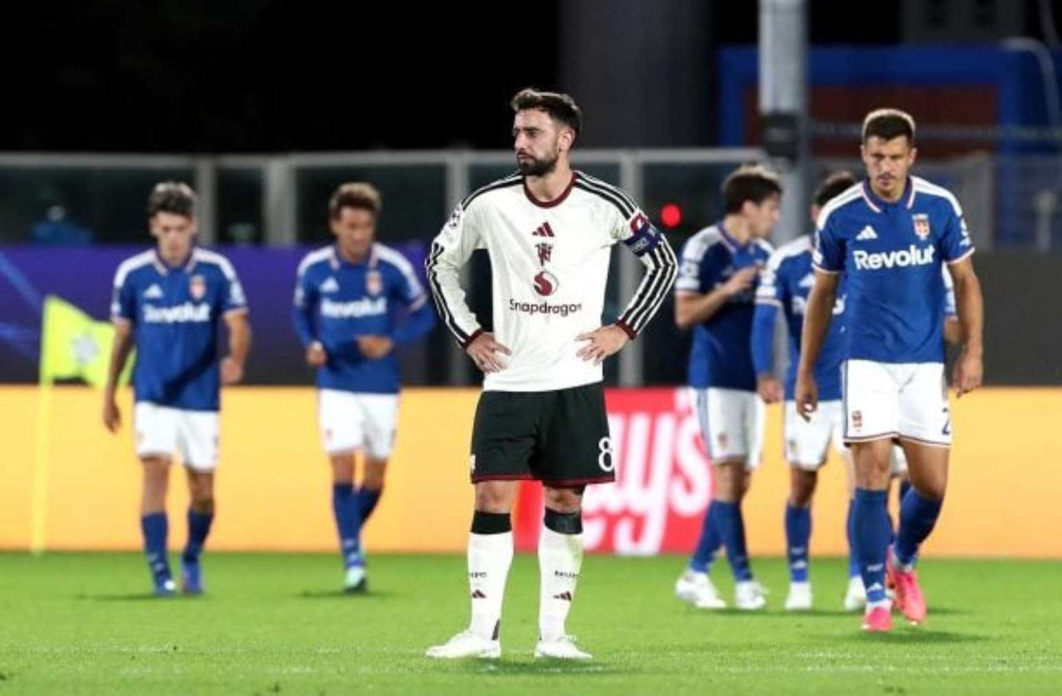 Michael Carrick pediu desculpas ao torcedor do United após a derrota para o Como –