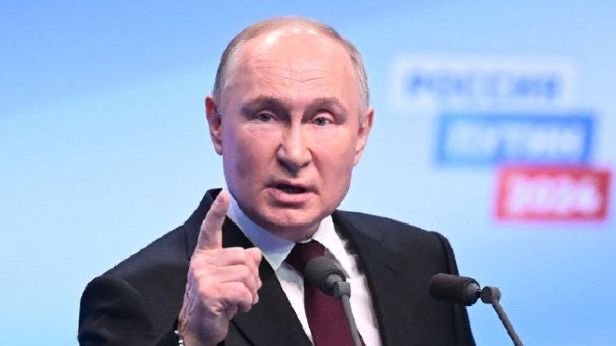 Presiden Rusia dan calon presiden Vladimir Putin bertemu dengan media di markas kampanyenya di Moskow pada 18 Maret 2024. Putin diprediksi menang telak di Pilpres Rusia 2024.