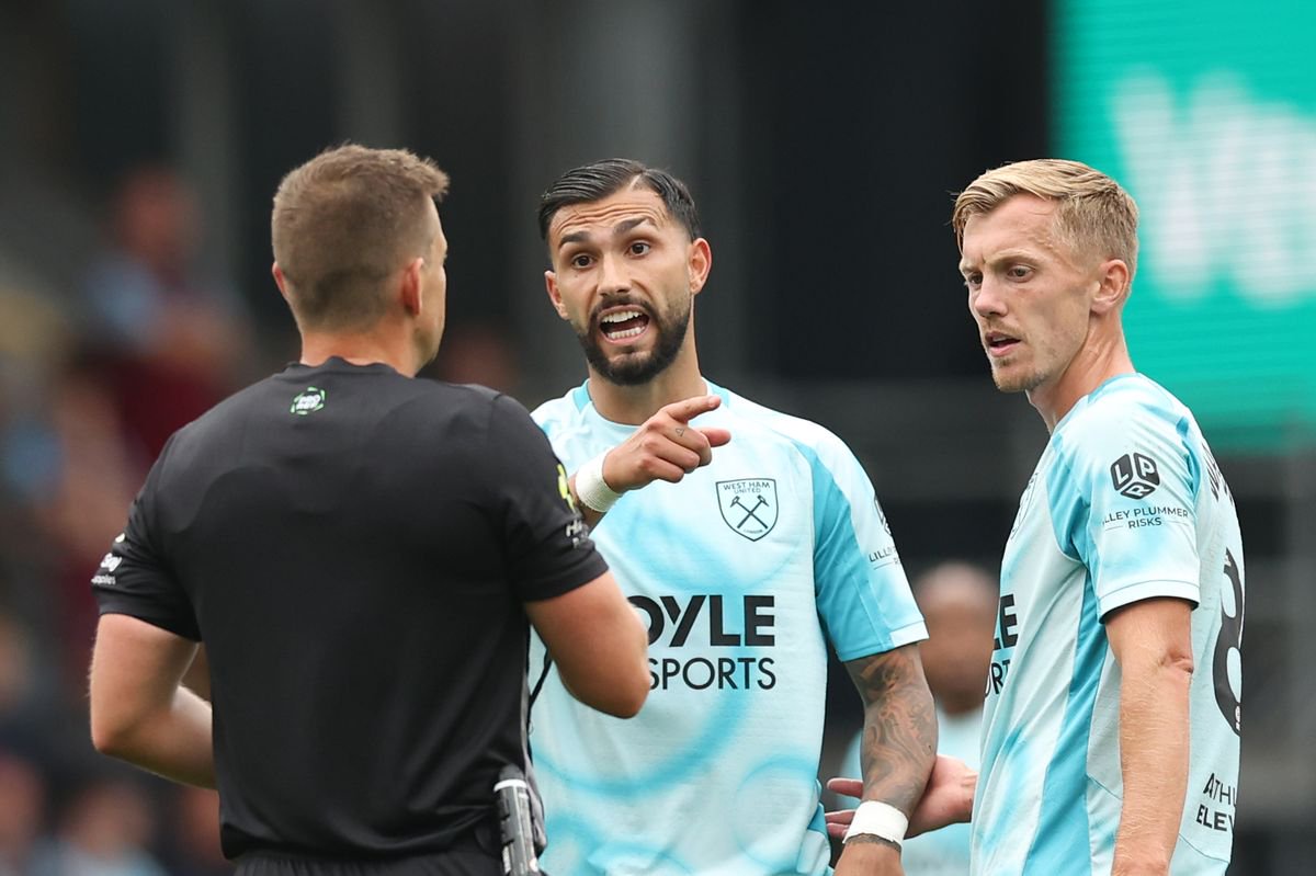 Joshua Smith speaking to West Ham players
